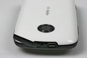 Abbildung 3: An Schnittstellen für Peripheriegeräte bietet das Handy einen Micro-USB-Anschluss und eine 2,5-mm-Klinkenbuchse. Einen Adapter für 3,5-mm-Stecker liefert der Hersteller mit.