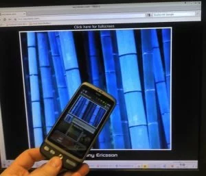 Abbildung 4: Das Bild vom Handy erscheint im Großformat auf dem Monitor.