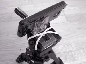 Abbildung 1: Ein selbstgebauter Ständer, um Ihr Smartphone zu stabilisieren.