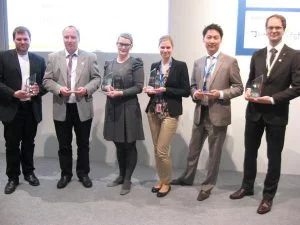 Durften mindestens einen Linux New Media Award 2012 heim tragen (von links rechts): Florian Effenberger (Libre Office), Andreas Kretschmer (PostgreSQL Europe), Christine Hupe (Google), Julia Oppel und Soung-min Choi (Samsung) sowie Thorsten Behrens (Libre Office).