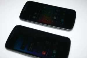 Die Screen-Guard-Folie (oben) schützt weniger gut vor Blicken als die teurere Vikuiti-Folie (unten).