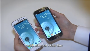 Samsung bleibt dem Kunststoff-Gehäuse treu, dafür gibt es gleich zum Launch zwei Farbvarianten zur Auswahl.