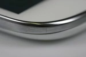 Abbildung 2: Das Handy ist hochwertig verarbeitet, in den Schlitz zwischen Deckel und Handy passt kein Haar.