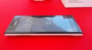 Das Ascend P1 ist in jedem Fall ein echter Hingucker. Neben dem hier gezeigten Modell gibt es das Smartphone auch in Rot und Schwarz.