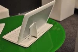 Abbildung 1: Der Haltemechanismus in der Tastatur erlaubt nur eine relativ kleine Winkelkorrektur.