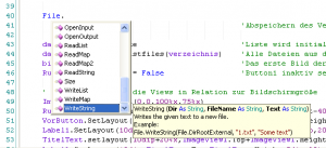 Abbildung 3: Bei Objekten wie File informiert der Editor automatisch über mögliche Funktionen und ihre Syntax.