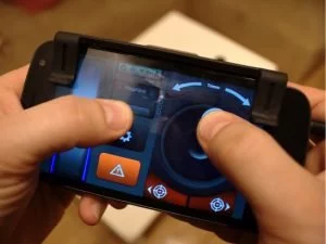Abbildung 4: Ohne ein Auge auf das Handy zu haben ist der Kontroller nicht zu bedienen.