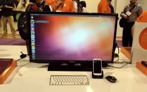 Das Android-Ubuntu-Handy ist per HDMI mit dem Monitor verbunden.