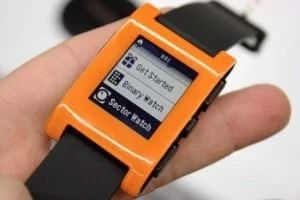 Die Uhr wird mittels Bluetooth mit Android- oder iOS-Geräten gekoppelt.