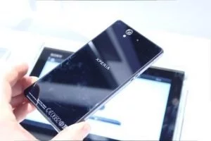 Abbildung 3: Auch die Rückseite des Xperia Z ist aus Glas und spiegelt so stark, dass man sie kaum fotografieren kann.
