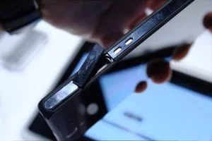 Abbildung 6: Die USB-Buchse befindet sich unter einer wasserdichten Abdeckung.