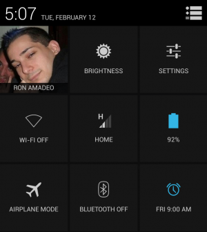 Es ist nicht zu erkennen, aber ein länger Fingerzeig auf WLAN oder Bluetooth de-/aktiviert das jeweiligen Funkmodul.