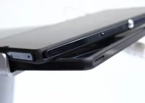 Die Seitenansichten des Xperia Z und des Xperia Tablet Z im Vergleich.