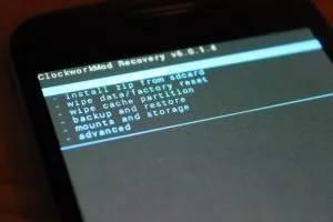 Abbildung 4: Via ClockworkMod Recovery können Sie alternative Firmware-Dateien installieren.