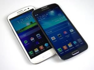 Abbildung 1: Das Galaxy S4 und sein Vorgänger S3 gleichen sich wie ein Ei dem anderen.