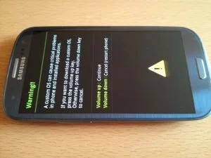 Abbildung 2: Das SGS3 in den Download-Modus zu versetzen, benötigt etwas Fingerspitzengefühl.