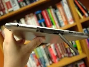 Abbildung 2: Hinter der magnetisch fixierten Abdeckung liegt der microSD-Slot und der HDMI-Ausgang.