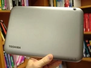 Abbildung 3: Das Gehäuse des Toshiba eXcite Pure ist aus widerstandsfähigem Kunststoff gearbeitet.
