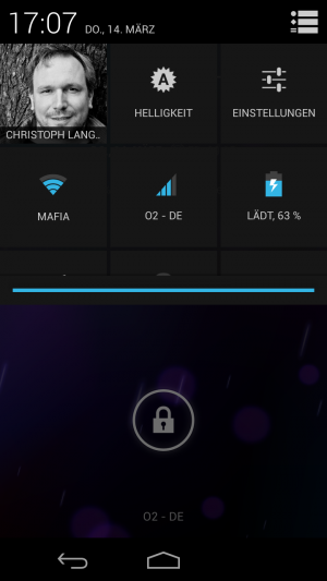 Abbildung 8: Die Benachrichtigungsleiste lässt sich auch aus dem Lockscreen heraus runterziehen.