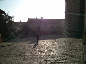 Abbildung 2: Eigentlich sollte die Kirche rechts auf das Foto, aber mit Gegenlicht entstand so das bessere Bild.