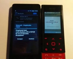 Abbildung 4: Das alte LG-Smartphone (rechts) sendet via Bluetooth einen Kontakt an das Archos-Smartphone.