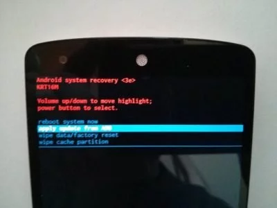 Im Recovery-Modus lassen sich Dateien über adb sideload installieren.