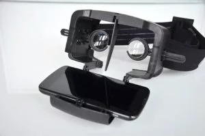 © Shoogee GmbHAbbildung 1: So einfach ist es: App starten, Handy ins Gestell einlegen, virtuelle Brille aufsetzen.