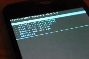 Abbildung 4: Via ClockworkMod Recovery können Sie alternative Firmware-Dateien installieren.