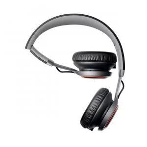 Für den Transport lassen sich die Jabra Revo Wireless zusammenklappen.