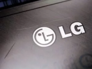 Abbildung 1: Zwei Kratzer verunstalten die Oberfläche des von uns getesteten LG G Flex.