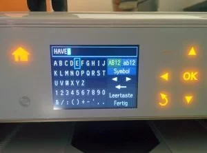 Die Einrichtung des WLAN-Passworts verlangt etwas Fingerspitzengefühl, lässt sich dafür aber auch ohne PC bewerkstelligen.