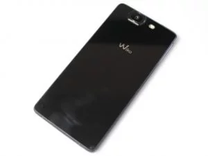 Die gläserne Rückseite des Wiko Highway zieht Fingerabdrücke magisch an.