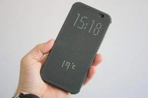Durch die Löcher hindurch zeigt das neue HTC One Statusinformationen oder auch die Zeit an.