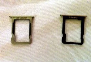 Der linke Slot stammt aus einem chinesischen Ascend P7 und bietet Platz für eine MicroSD-Karte oder eine Nano-SIM-Karte. Im rechten Slot kann man nur eine MicroSD-Karte unterbringen. Mit diesem Einschub (rechts) wird das Handy auch hierzulande verkauft.