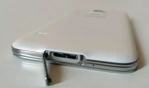 Abbildung 1: Das Samsung Galaxy S5 verfügt über einen Micro-USB-3.0-Anschluss. Alte Kabel passen aber weiterhin.