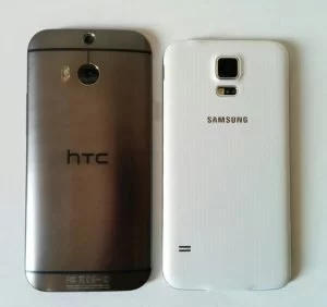 Abbildung 2: Das HTC One M8 ist etwas länger und schmaler als das Samsung Galaxy S5.