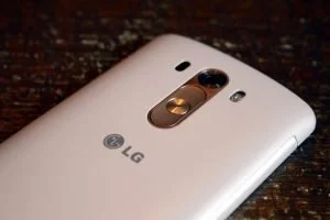 Wie schon beim G2 finden sich auch beim LG G3 die Knöpfe für die Lautstärke und den Einschalter auf der Rückseite.