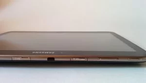 Von links nach rechts: Micro-SIM, Infrarot-Sensor, MicroSD-Slot, Lautstärkewippe, Power-Button.