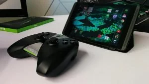 Shield Tablet und Shield Controller. Über dem Shield-Schriftzug auf dem Controller befindet sich das Touchpad.