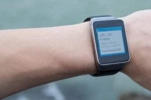 Mit der Smartwatch am Flughafen einchecken, Google macht?s möglich.