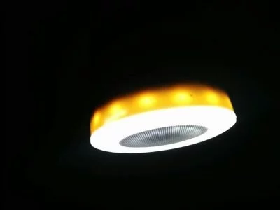 Die Lampe produziert ein angenehm warmes Licht, das allerdings stark nach unten strahlt.