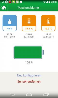 Der Sensor, welcher hier in der Passionsblume platziert ist, zeigt Temperatur und Wasserstand der Pflanze sowie den Batteriestand an.