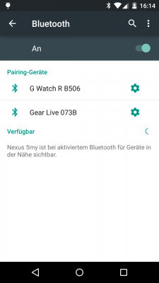 Die Beschreibung stimmt -- zum Glück -- nicht. Das eigene Gerät ist nur dann sichtbar, wenn Bluetooth an und dieser Dialog geöffnet ist.