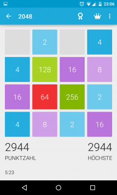 Du kombinierst sämtliche Zahlen mit dem Ziel eine Kachel der Ziffern 2048 zu bekommen.