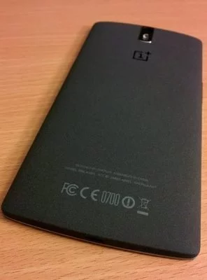 Weiterhin mit CyanogenMod an Bord aber ohne Logo auf der Rückseite. Ein aktuelles OnePlus One vom Januar 2015. Bild: Martin Lennertz