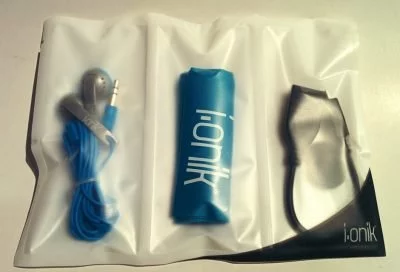 Das sauber eingeschweißte Zubehör: Kopfhörer, Reinigungstuch/Schutzhülle und ein USB-OTG-Kabel.
