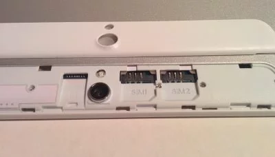 Die zwei SIM-Kartenslots und der MicroSD-Einschub befinden sich hinter der Rückabdeckung.