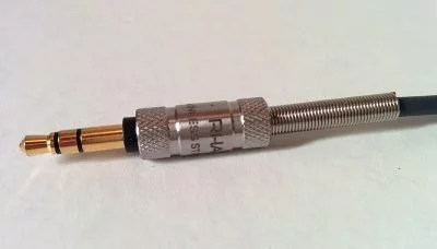 Der 3,5mm-Klinkenstecker eignet sich durch die Länge nicht für die Nutzung in der Hosentasche.