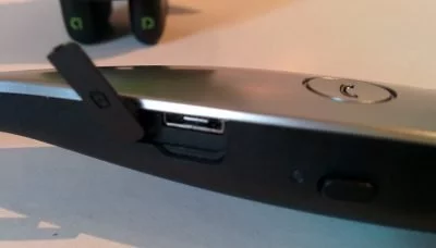 Die Micro-USB-Buchse fürs Aufladen befindet sich an der Innenseite des Headsets hinter einer Gummiklappe.