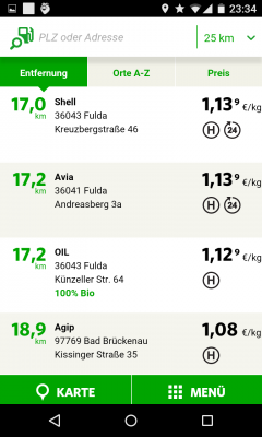 Du lässt dir die Tankstelle mit der geringsten Entfernung anzeigen, oder diejenige mit dem günstigsten Angebot.